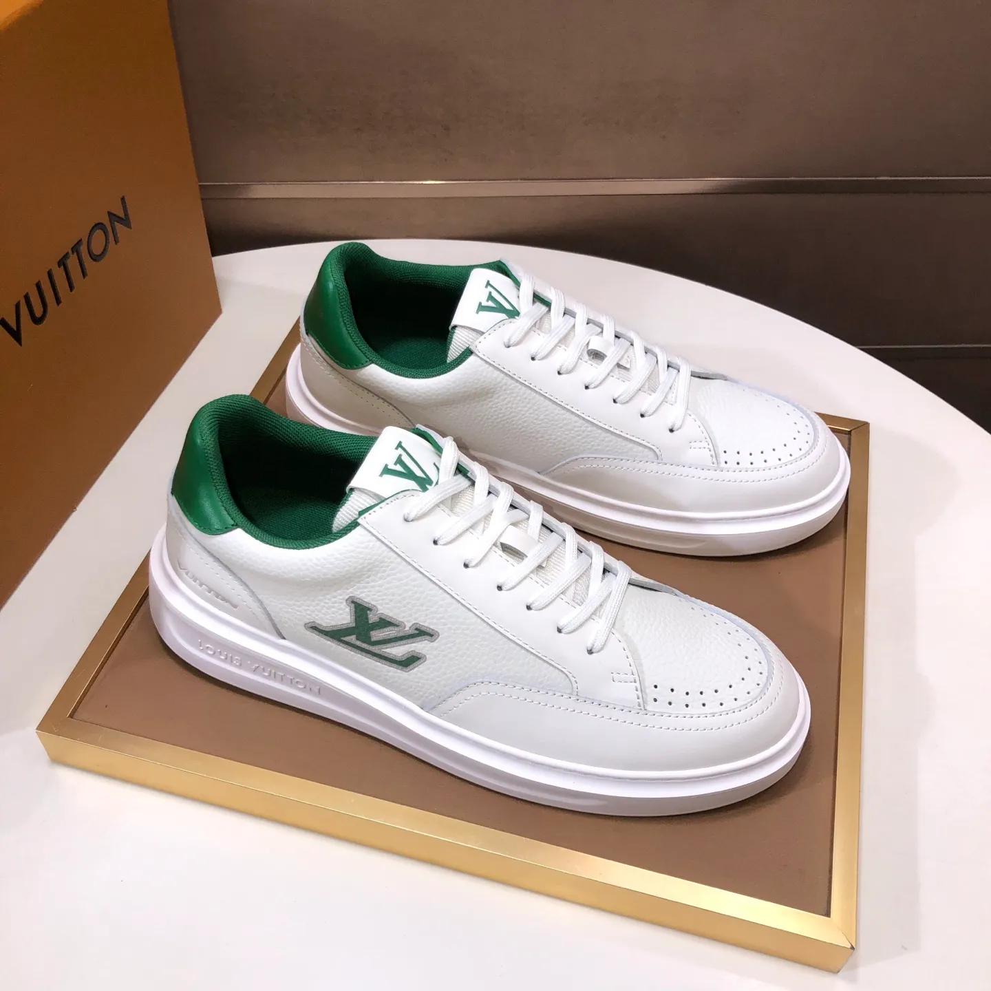 Factory batch 640💰original development, quality shipment, welcome to compare - LV sneaker series sports shoes introduce the loose silhouette of the ready-to-wear series into the spring and summer men's wear shows and make an eye-catching appearance. The cow leather upper is combined with rough fabric laces, and colorful beading highlights the brand's classic elements. LV letters mark the tongue and Monogram floral outsole. Mixed materials Made of top-grain cowhide, thick shoelace design, large Monogram print on the side, mesh lining and cotton feet, the comfort is as extreme as ever, premium heritage, quality first, worth owning! Size: Men’s 38-45 (45 is custom-made and cannot be returned or exchanged)